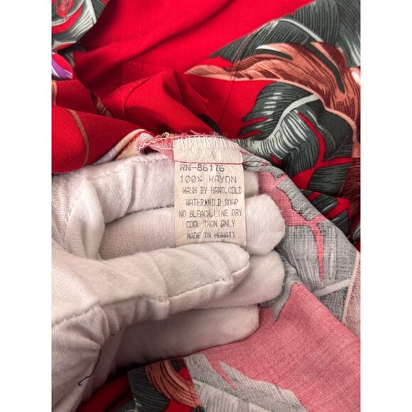 Paradise Found Hawaiian Shirt Small Mens Red Parrots Magnum PI Selleck Jungle - Picture 8 of 8